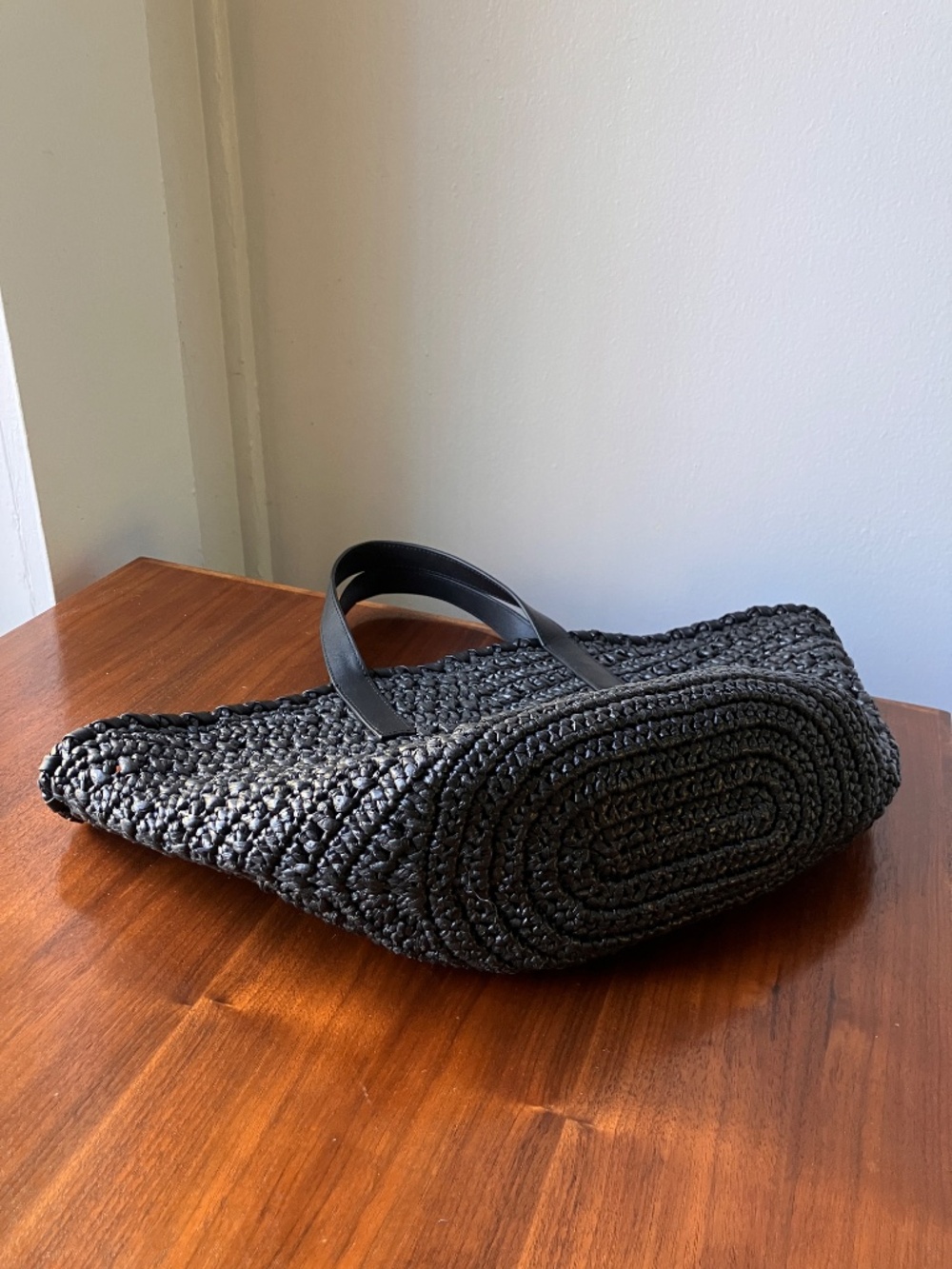 Beautiful handwoven raffia bag with leather details - Picture 3 of 4